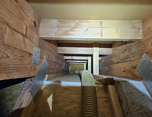 Zateplení stropu rodinného domu pomocí foukané izolace